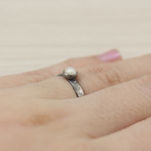 perła, perełka, perła hodowlana, pierścionek z perłą, srebrny pierścionek, biżuteria z perłą, srebro oksydowane, pierścionek rozmiar 10, mały pierścionek, srebrna biżuteria, biżuteria autorska, chileart